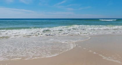 PRIVATE BEACH/POOL ACCESS-Gulf Side Pied-a-Terre-Steps to the Beach-2 Bikes