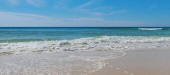 PRIVATE BEACH/POOL ACCESS-Gulf Side Pied-a-Terre-Steps to the Beach-2 Bikes