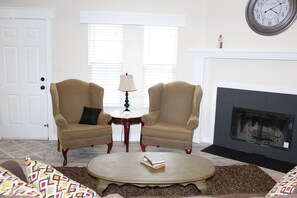 Een smart-tv, een open haard en boeken