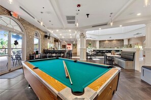 Bar (on property) - Spacious End-Unit Townhouse, 2 Master Suites, at Regal Palms, close to Clubhouse (Davenport)