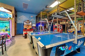 Games room - Spacious End-Unit Townhouse, 2 Master Suites, at Regal Palms, close to Clubhouse (Davenport)