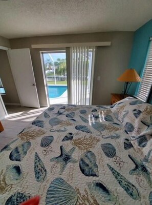 3 bedrooms, iron/ironing board, travel crib, free WiFi - Newly Updated pool Home, Gulf Access .Cape Coral Entire House (Cape Coral)