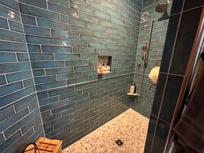 Bañera con ducha, secador de pelo, toallas, jabón