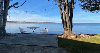 Waterfront gem, sandy beach, modern kitchen, large great room, free firewood