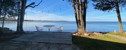 Waterfront gem, sandy beach, modern kitchen, large great room, free firewood