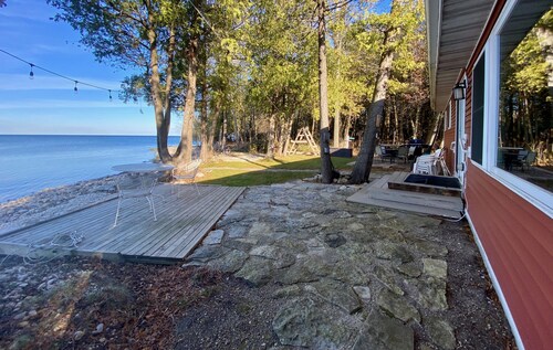 Waterfront gem, sandy beach, modern kitchen, large great room, free firewood