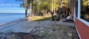 Waterfront gem, sandy beach, modern kitchen, large great room, free firewood