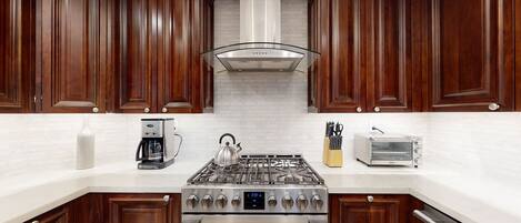 KĂŒhlschrank, Mikrowelle, Ofen, Herdplatte