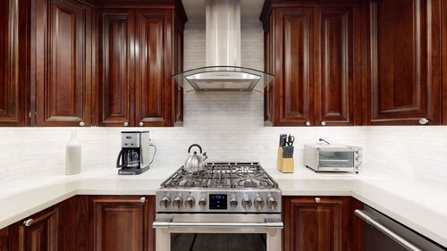 "City Chic, Cozy, Luxurious New Condo Beverly Hills Adjacent"