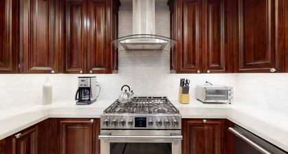 "City Chic, Cozy, Luxurious New Condo Beverly Hills Adjacent"