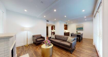 "City Chic, Cozy, Luxurious New Condo Beverly Hills Adjacent"