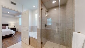 Ensemble baignoire-douche, séchoir à cheveux, serviettes fournies, savon