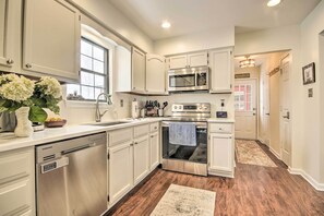 Fridge, microwave, stovetop, dishwasher - Modern Mountain Retreat w/ Deck + Hot Tub! (Chester Gap)
