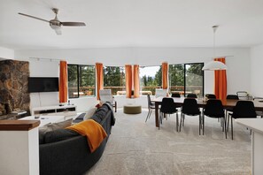 TV connectée, livres, chaîne hi-fi