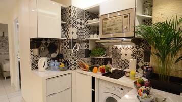 Refrigerador, microondas, placa de cocina, cafetera/tetera