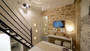 Caja de seguridad en la habitación y tabla de planchar con plancha