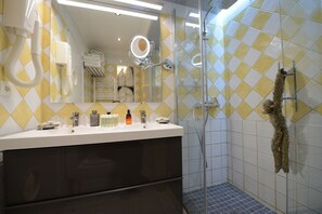 Shower, hair dryer, towels, soap - D0 Sweet garden (París)