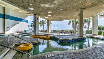 Alberca techada y alberca al aire libre