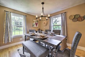 Dining - Hampton 'Quiet Corner Cottage' w/ Fireplace & Yard (Hampton)
