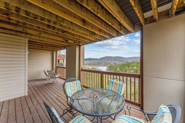 Outdoor dining - Discount to next 10 Guests. CLOSE TO EVERYTHING - Minutes from SDC (Branson)