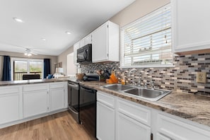 Fridge, microwave, oven, stovetop - Discount to next 10 Guests. CLOSE TO EVERYTHING - Minutes from SDC (Branson)