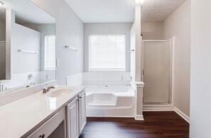 Combined shower/tub, jetted tub, hair dryer, towels