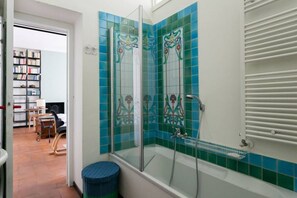 Een bad/douchecombinatie, een haardroger, een bidet