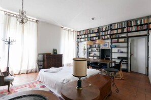 Iron/ironing board, WiFi - GuestHost - Cozy and bright apartment, perfect for two people, located in a building with lift in the lively Ticinese district, in an ideal location a few steps from Colonne di San Lorenzo, less than 15 minutes on foot from Piazza Duomo and less than (Milano)