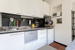 Réfrigérateur, four à micro-ondes, un four, surface de cuisson