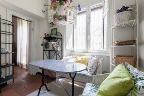 Flat-screen TV - GuestHost - Cozy and bright apartment, perfect for two people, located in a building with lift in the lively Ticinese district, in an ideal location a few steps from Colonne di San Lorenzo, less than 15 minutes on foot from Piazza Duomo and less than (Milano)