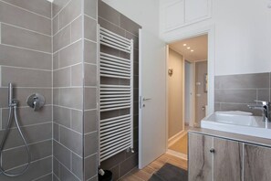 Shower, hair dryer, bidet - GuestHost - Piazzale Susa Bright Flat with Veranda (Milano)
