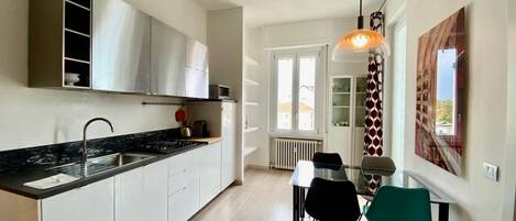 Mikrobølgeovn, kogeplade, brødrister