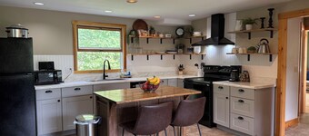 Rustic Ridge Lone Mountain Escape– 3BR, 2BA Home on 2 Acres Pet Friendly