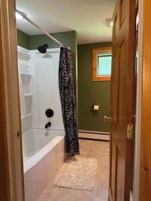 Ensemble douche/baignoire, sèche-cheveux, serviettes fournies
