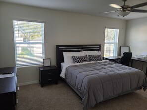 5 slaapkamers, een kluis op de kamer, een strijkplank/strijkijzer, wifi