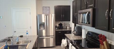 Réfrigérateur, micro-ondes, four, plaque de cuisson