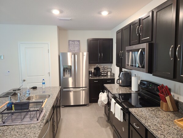 Een koelkast, een magnetron, een oven, een kookplaat