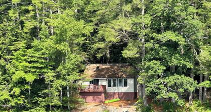 Peaceful.... Lakefront Cottage... Kayakers Paradise....