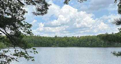 Peaceful.... Lakefront Cottage... Kayakers Paradise....