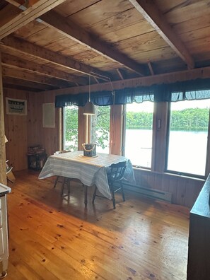 Dining - Peaceful.... Lakefront Cottage... Kayakers Paradise.... (Jefferson)
