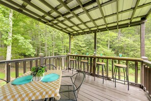 Outdoor dining - Hill Side: Cosby 'Cozy Cove' Cabin w/ Deck (Cosby)
