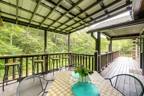 Outdoor dining - Hill Side: Cosby 'Cozy Cove' Cabin w/ Deck (Cosby)