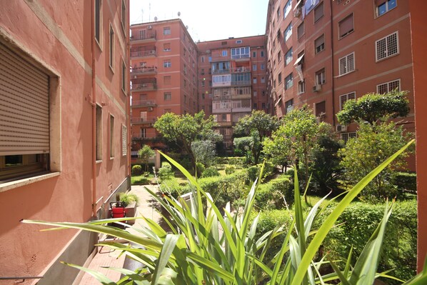 Property grounds - Mapo House... Your colorful living room! :) (Roma)