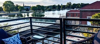 Swanky Downtown Loft