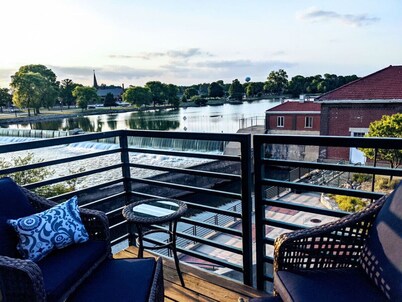 Swanky Downtown Loft