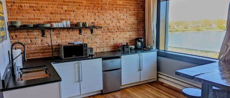 Refrigerador, microondas, cafetera/tetera, tostadora