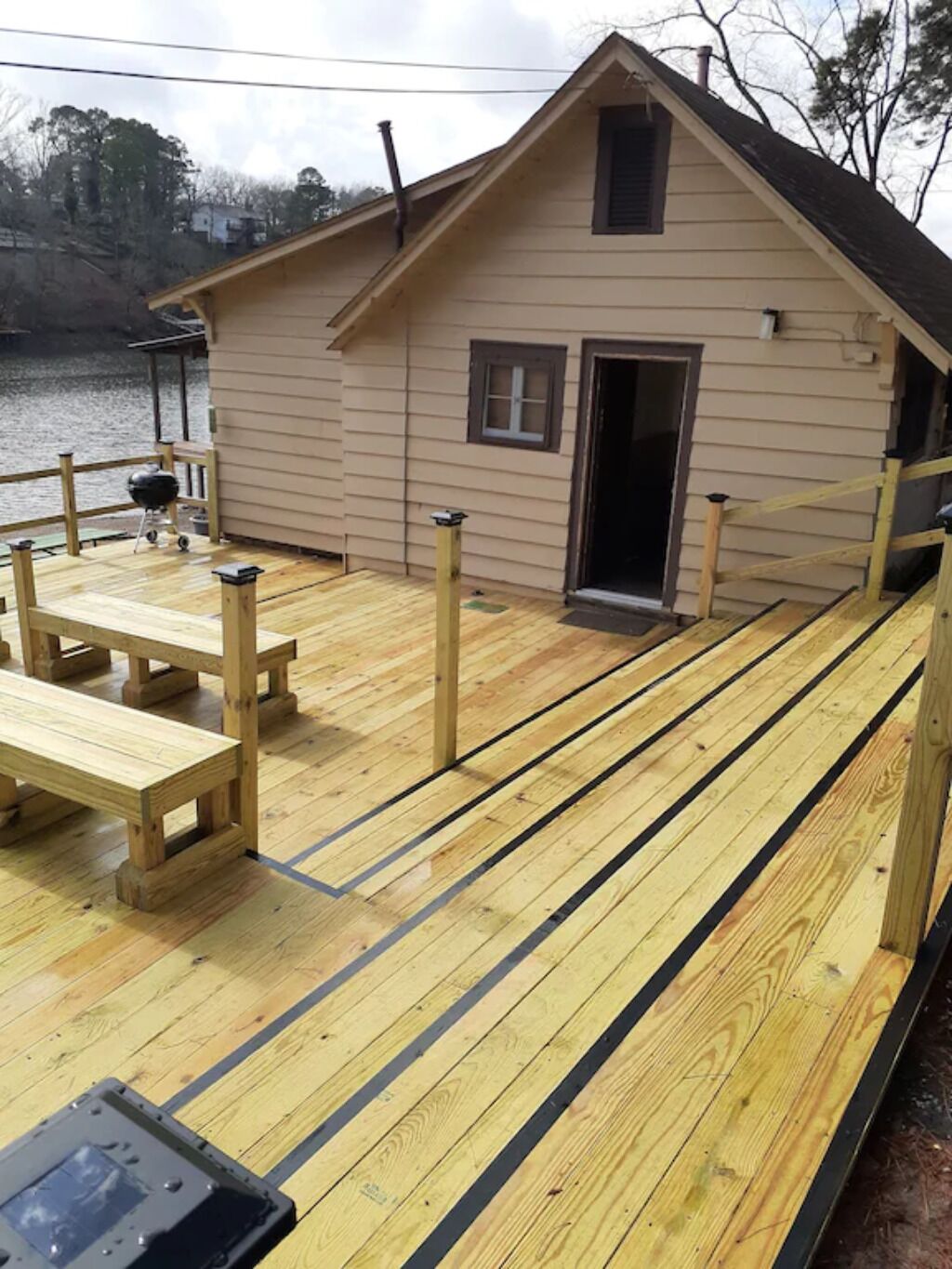Lakeside Large One Bedroom Cottage (#1) With Two Beds