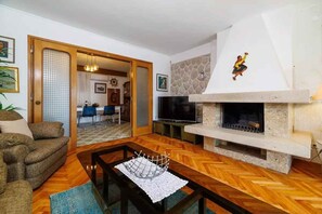Televisión y chimenea 