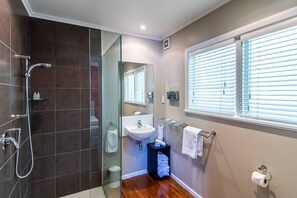 Shower, hair dryer - Relax amongst the vines at the iconic Mission Estate Winery (Napier)