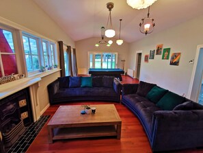 تلفزيون ذكي، مدفأة، برامج وأفلام نتفليكس، كُتُب